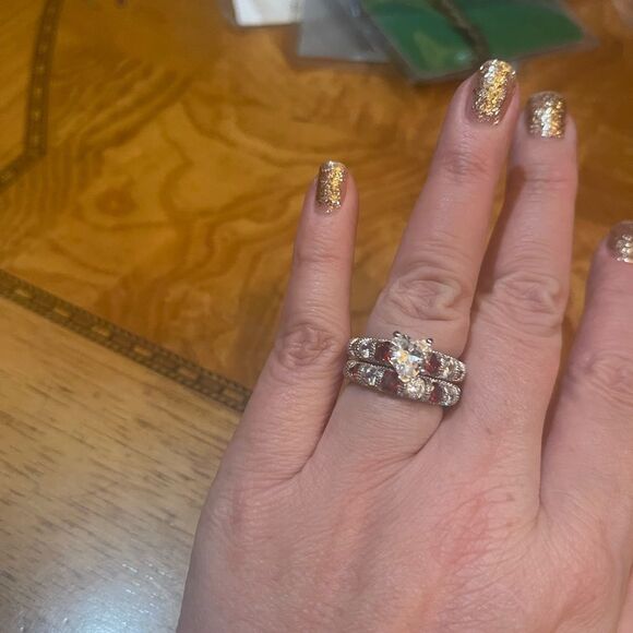 GORGEOUS RING Set with a Heart Crystal middle! - Picture 6 of 6